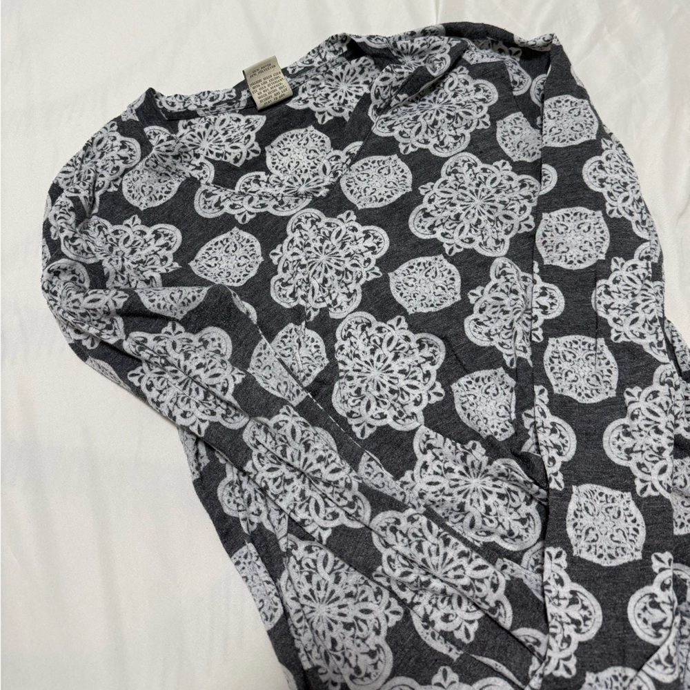 Women’s black & white printed long sleeve